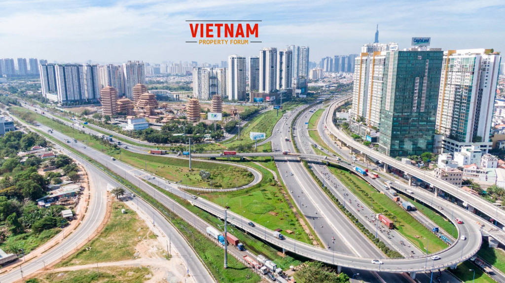 Dọc metro số 1 trên xa lộ Hà Nội, các dự án bất động sản đang liên tục mục lên, kiến trúc không đồng đều, hầu hết đều thuộc sở hữu của tư nhân