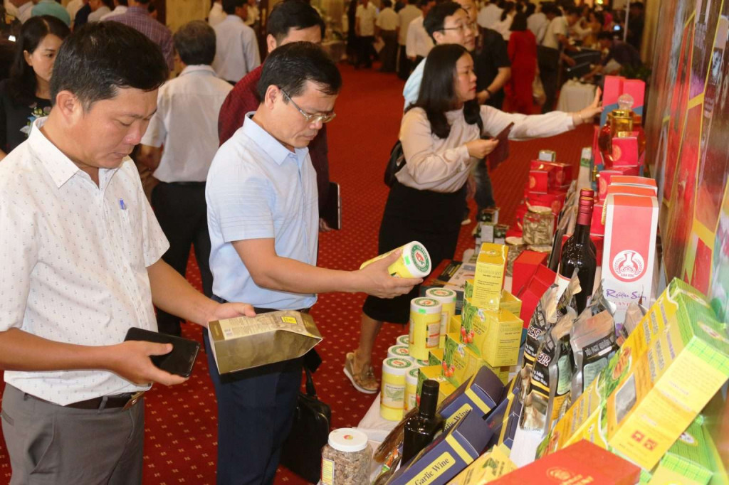 Các đại biểu tham quan gian hàng sản phẩm OCOP tại hội nghị