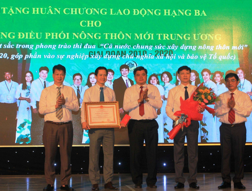 Thứ trưởng Bộ Nông nghiệp & PTNT Trần Thanh Nam trao Huân chương Lao động hạng Ba của Chủ tịch nước cho Văn phòng Điều phối NTM Trung ương- Ảnh: LT