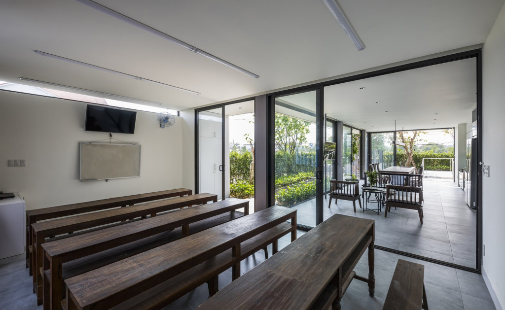 Phòng dạy tiếng Nhật tại nhà thiết kế thoáng mát với cửa kính cao sát trần nhìn ra vườn cây