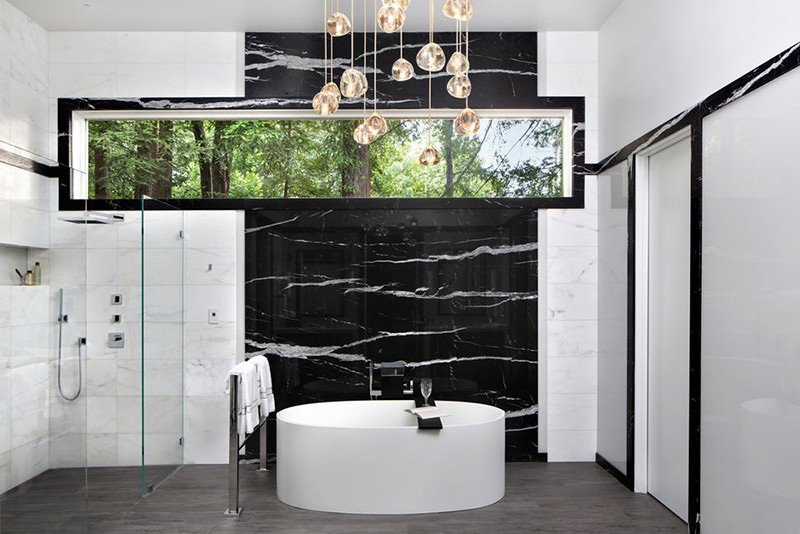 Thiết kế với những đường cong mềm mại của bồn tắm oval mang lại nét đẹp nhẹ nhàng cho căn phòng tắm gia đình