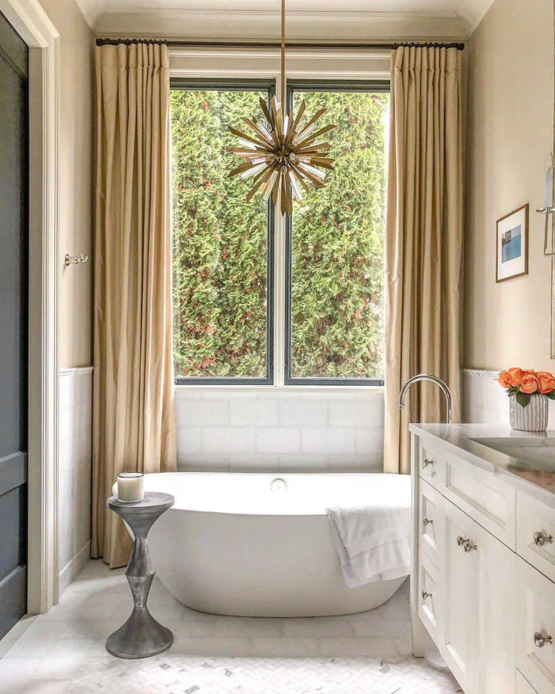 Góc bên cửa sổ luôn là một vị trí lý tưởng để đặt bồn tắm bên cạnh
