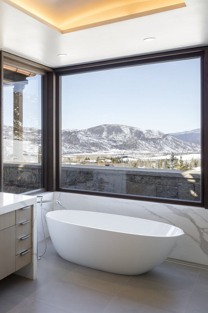 Ai mà không mong muốn được sử hữu một căn phòng tắm với góc view tuyệt vời như thế này chứ?