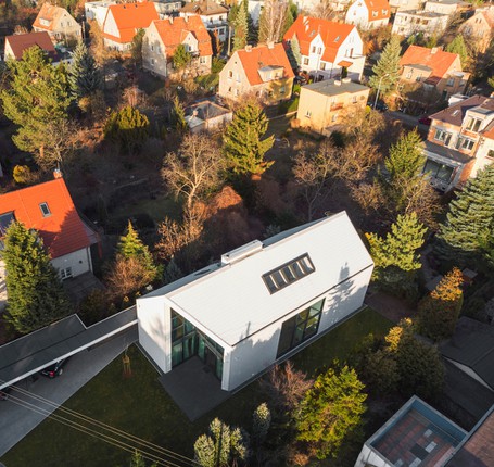 Tọa lạc trong một khu dân cư lâu đời và đông đúc ở thành phố Wrocław (Ba Lan), ngôi nhà được thiết kế để đảm bảo hài hòa với khu phố, có sự liên kết trong ngoài, tầm nhìn ra khu vườn xanh, bầu trời nhưng vẫn đảm bảo yếu tố riêng tư.