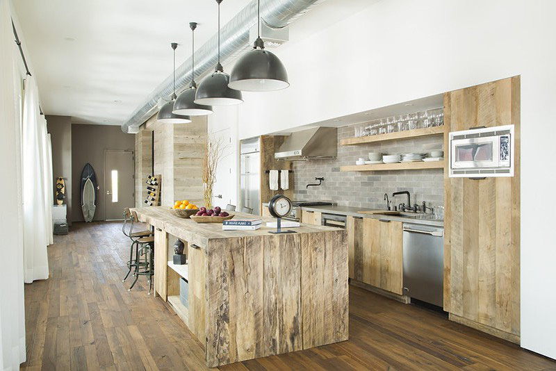 Chất liệu gỗ đồng thời mang đến người dùng cảm giác dễ chịu và sự ấm cúng cho căn bếp nhỏ của gia đình