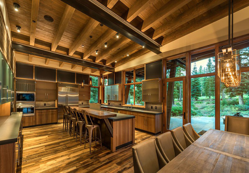 Thiết kế căn bếp hiện đại với phần lớn đều được làm từ gỗ từ trần nhà, sàn nhà đến tủ bếp hay đảo bếp
