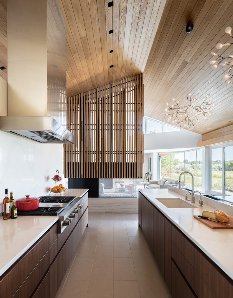Bên cạnh đó, tùy từng thiết kế trong nhà bếp bạn cũng có thể lựa chọn kết hợp giữa chất liệu gỗ tự nhiên và gỗ công nghiệp