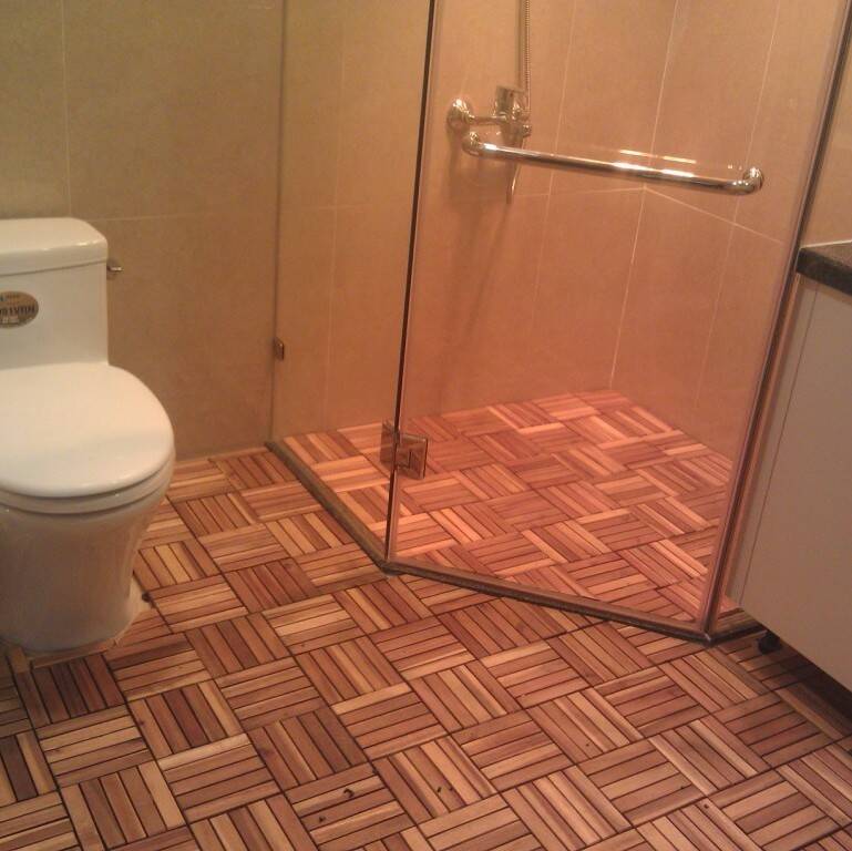Sàn gỗ nhựa là lựa chọn khá phổ biến cho phòng tắm