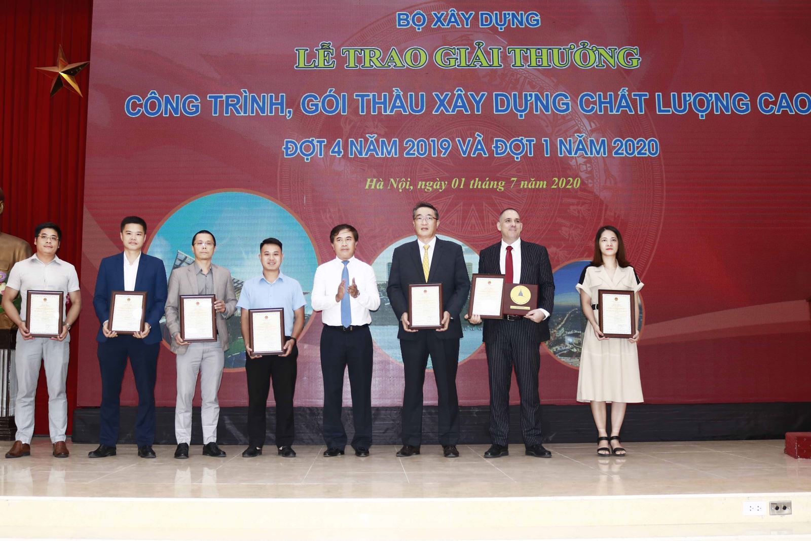 Thứ trưởng Bộ Xây dựng Lê Quang Hùng trao Giải cho các đơn vị