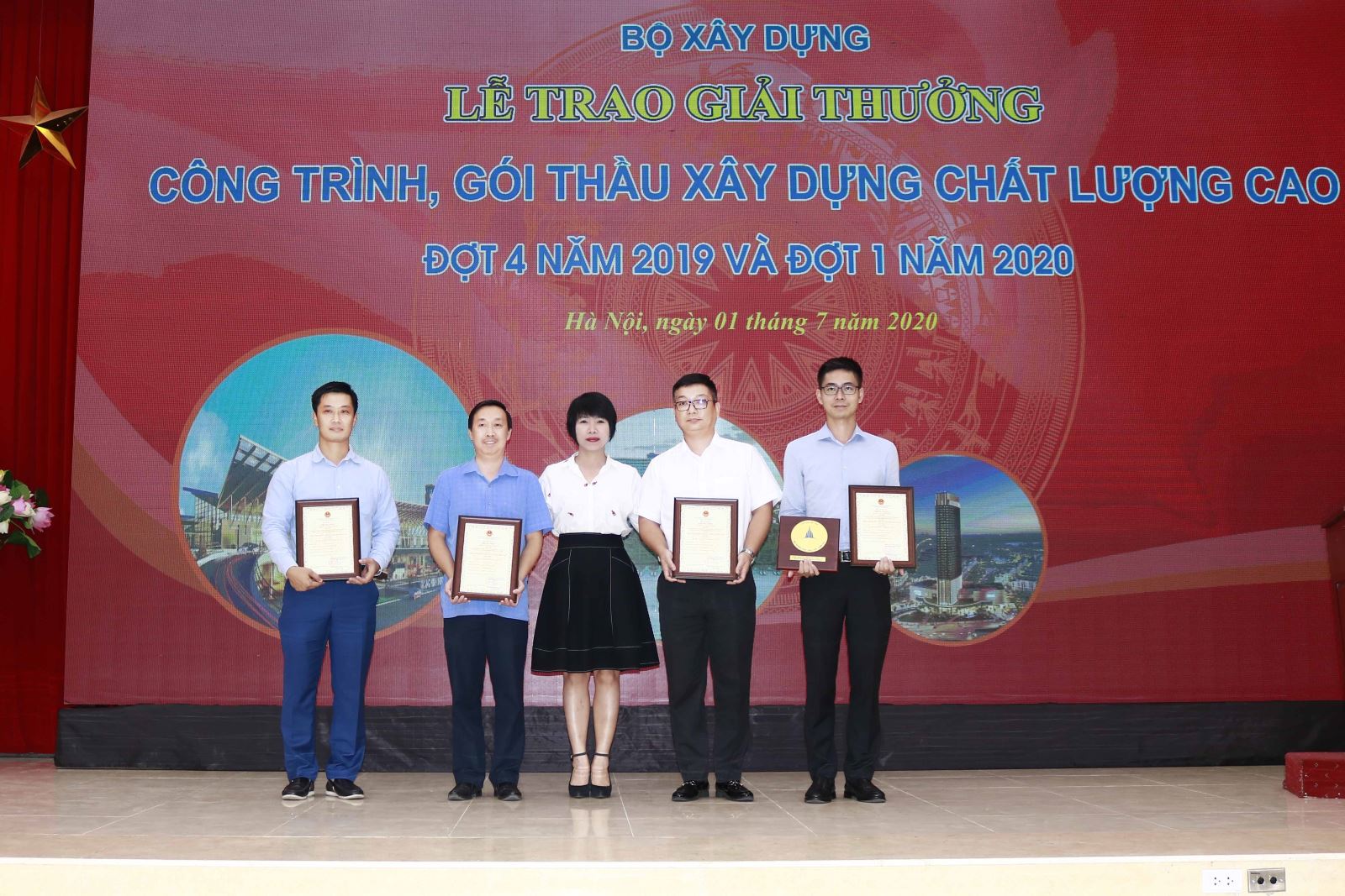 Chủ tịch Công đoàn Xây dựng Việt Nam Nguyễn Thị Thủy Lệ trao Giải cho các đơn vị