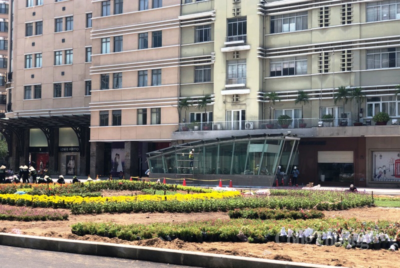 Khu vực nhà ga ngầm Dự án đường sắt đô thị số 1 Bến Thành - Suối Tiên trước Nhà hát Thành phố (quận 1- TP. Hồ Chí Minh)