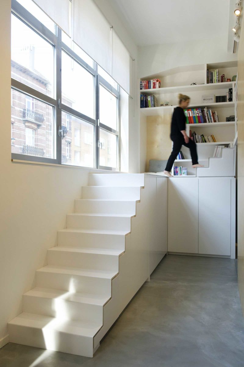 Cầu thang màu trắng có tích hợp với những ngăn tủ phía dưới gầm giúp căn phòng tăng thêm diện tích lưu trữ, đồng thời mang đến cuộc sống thoải mái, vui vẻ, tiện lợi.
