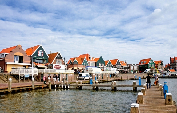 Vẻ đẹp cổ kính của thị trấn Volendam bên bờ Biển Bắc. Ảnh: Pixabay.