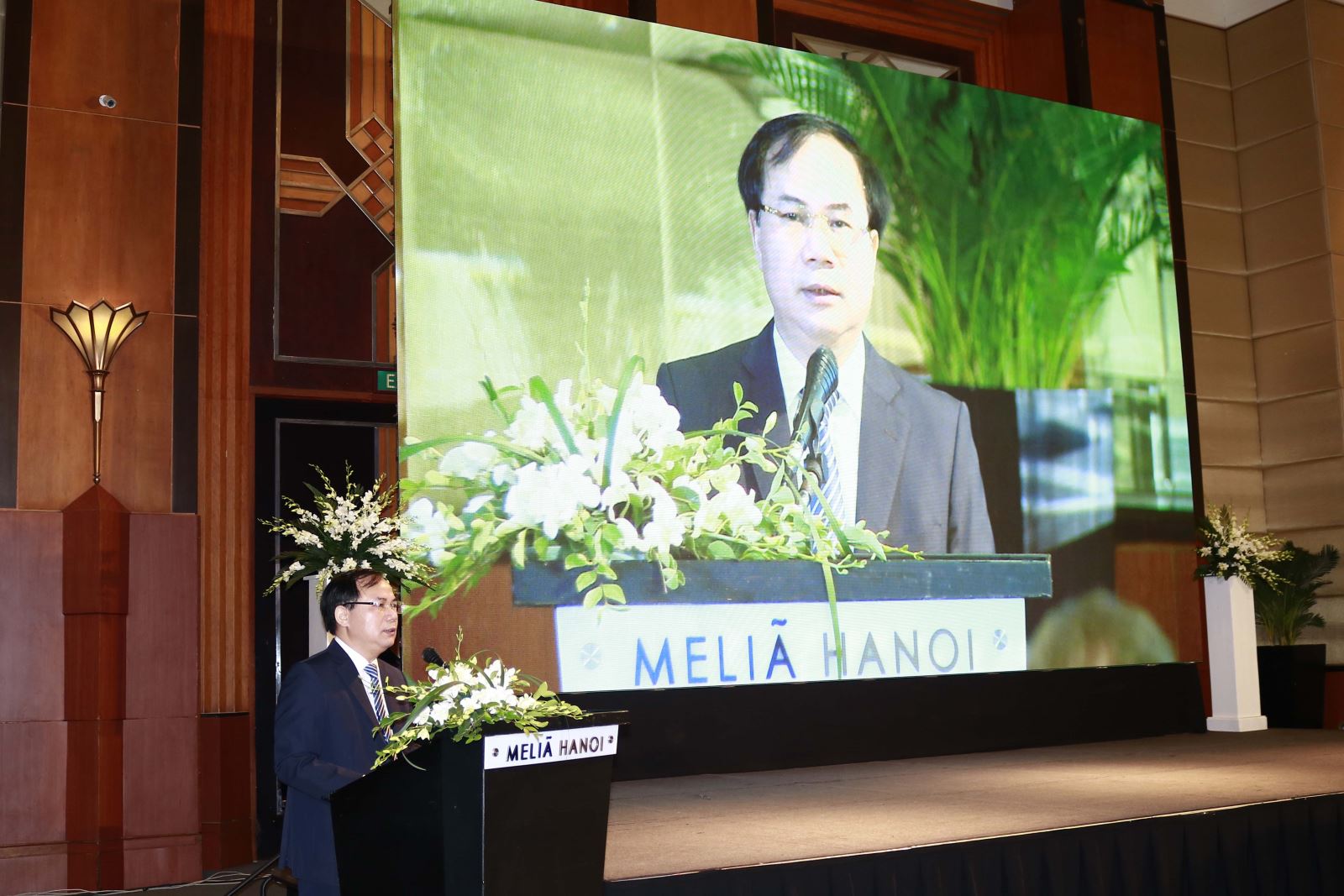 Thứ trưởng Bộ Xây dựng Nguyễn Văn Sinh phát biểu tại hội thảo