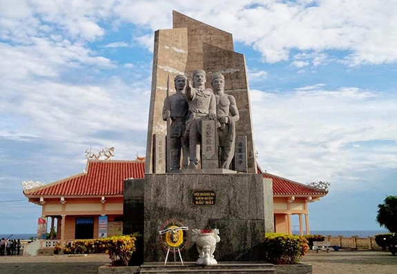Tượng đài đội Hoàng Sa kiêm quản Bắc Hải tại nhà lưu ở đảo Lý Sơn. Ảnh: lyson.com