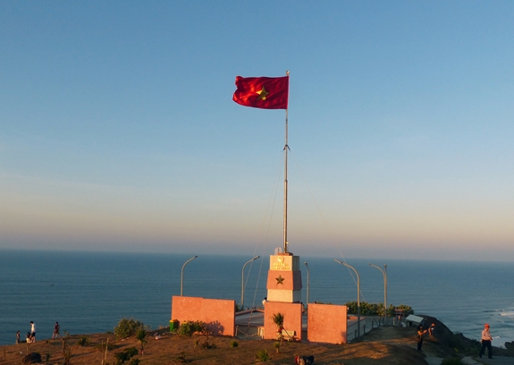 Cột cờ Tổ quốc tung bay trên huyện đảo Lý Sơn, tỉnh Quảng Ngãi. Ảnh: Văn Phong