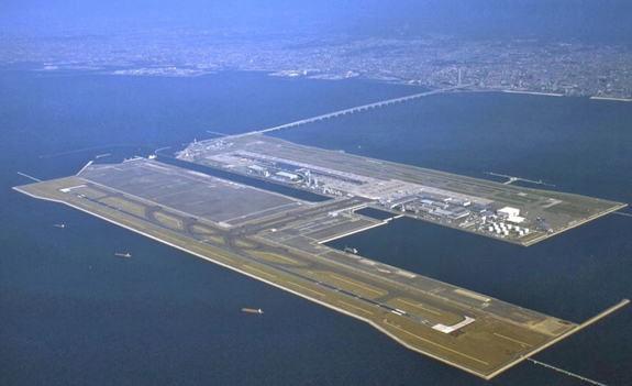 Sân bay Kansai là sân bay đầu tiên trên thế giới được xây dựng trên đảo nhân tạo. Ảnh: Japan Travel.