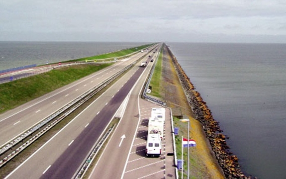 Tuyến đê biển Afsluitdijk của Hà Lan. Ảnh: Pinterest.com