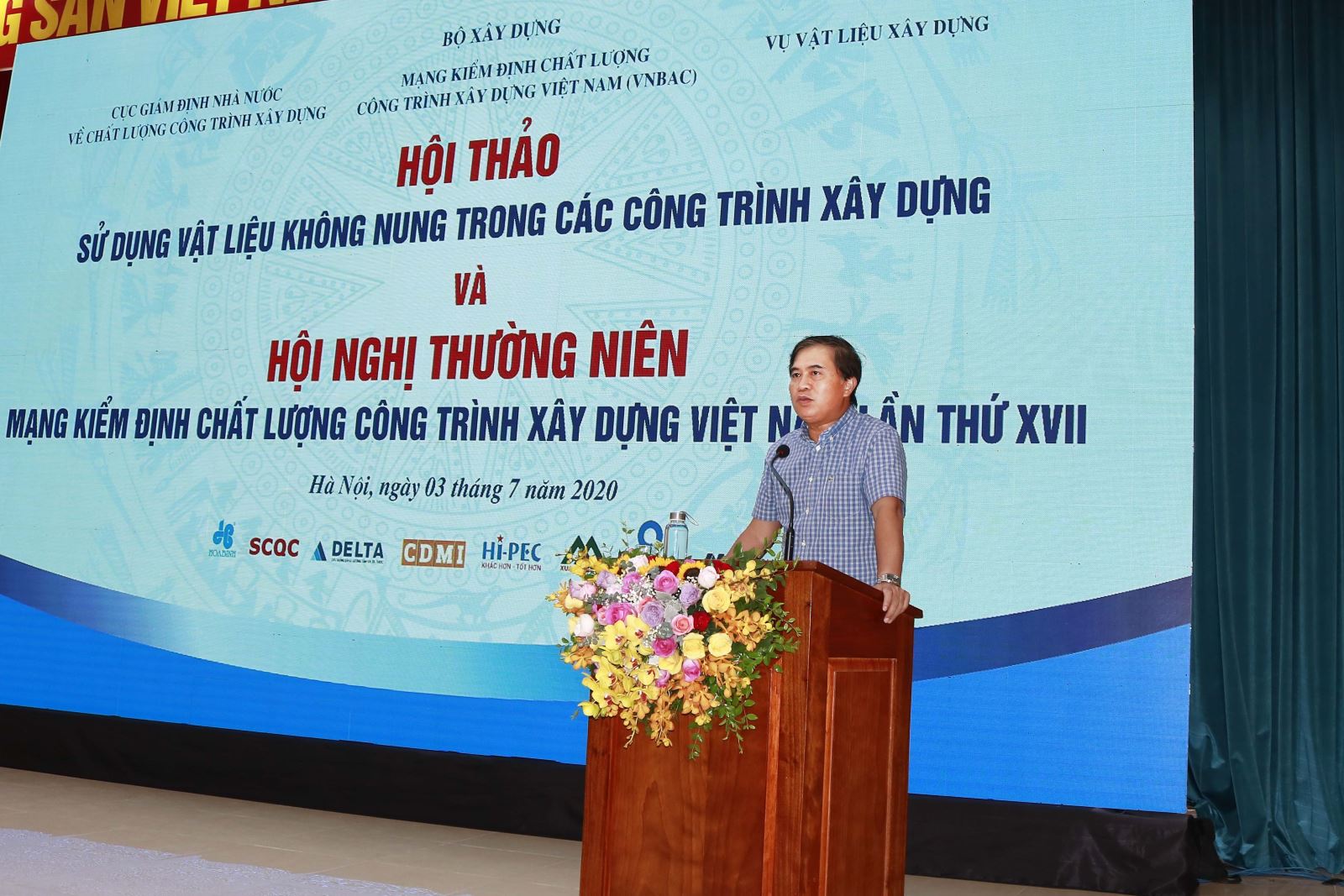 Thứ trưởng Bộ Xây dựng Lê Quang Hùng phát biểu tại hội thảo