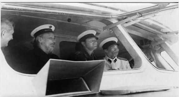 Chủ tịch Hồ Chí Minh và Anh hùng vũ trụ Liên Xô Ghéc-man Ti-tốp thăm Vịnh Hạ Long ngày 22-1-1962. Ảnh: tư liệu.