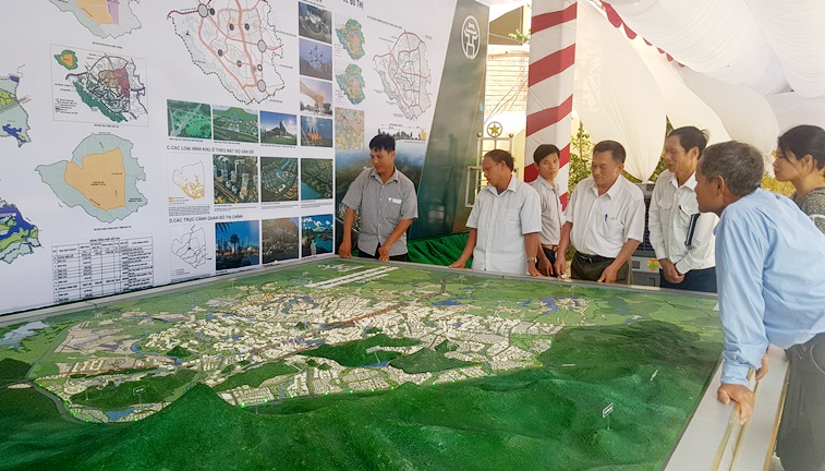 Người dân xem khu trưng bày Quy hoạch chung đô thị Hòa Lạc tại trụ sở UBND huyện Thạch Thất