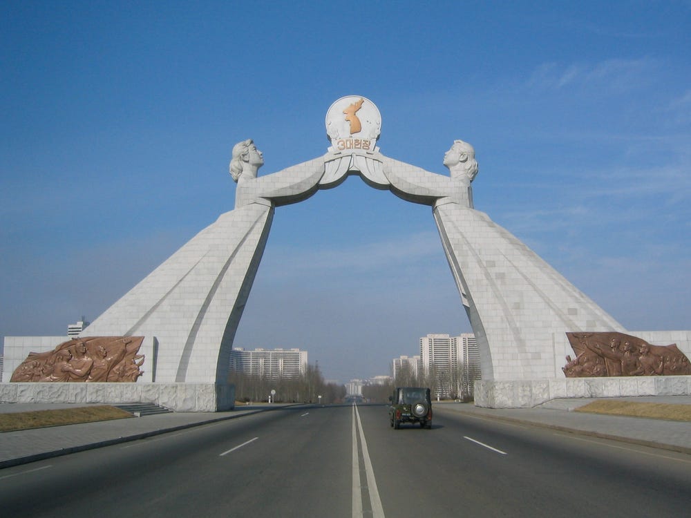 Cổng Thống Nhất được thiết kế một vòm điêu khắc nằm ở phía nam của Bình Nhưỡng, thủ đô của Triều Tiên. Nó được khai trương vào tháng 8 năm 2001 để kỷ niệm các đề xuất thống nhất của Hàn Quốc do Kim Il-sung đưa ra.   Hình ảnh hai người phụ nữ nắm giữ biểu tượng Triều Tiên và Hàn Quốc dính liền nhau tượng trưng cho tầm nhìn của nhà lãnh đạo tối cao Kim Il Sung đối với hai nước.