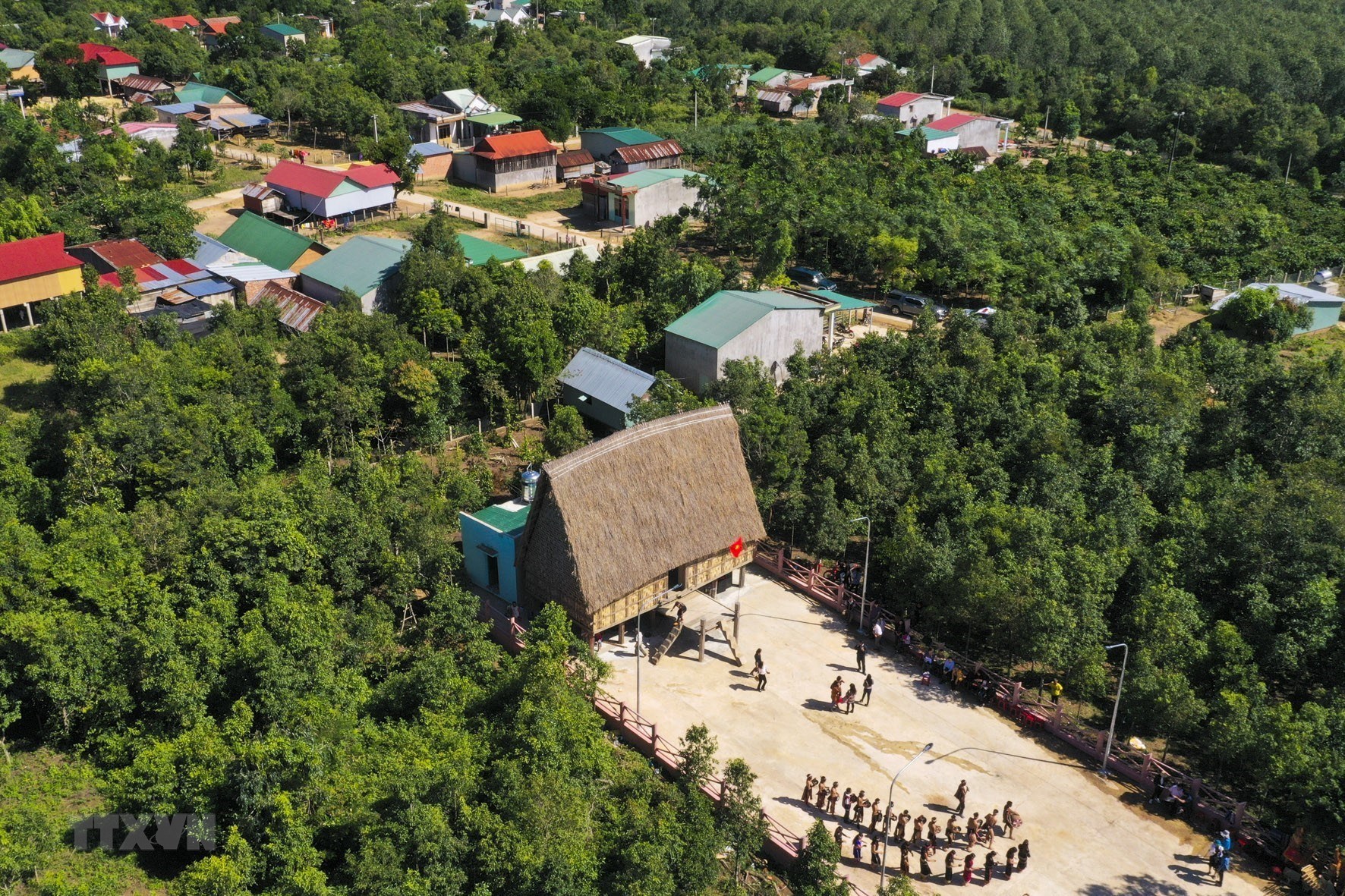 Nhà rông trong tổng thể làng Đê KJêng (xã Ayun, huyện Mang Yang, tỉnh Gia Lai)