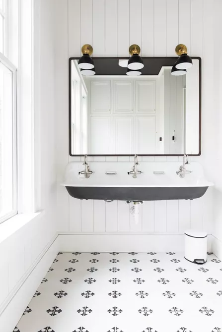Với hai gam màu cơ bản trắng - đen, không gian phòng tắm được đơn giản hóa về nội thất nhưng vẫn có chiều sâu và cuốn hút ánh nhìn.