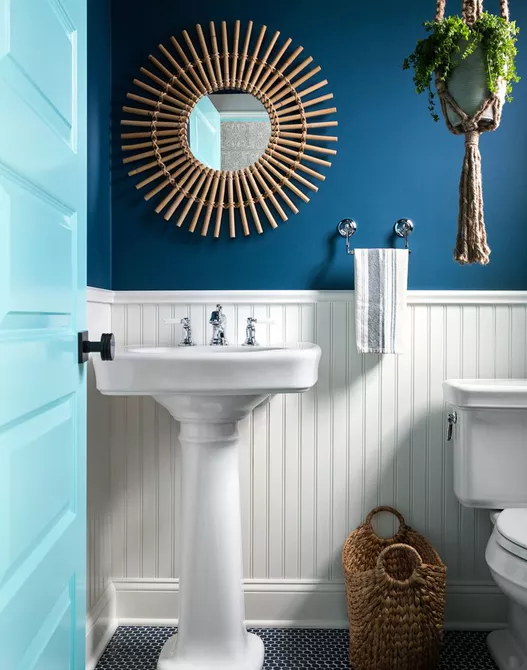 Tường và cửa màu xanh biển kết hợp với sắc trắng và nâu gỗ giúp phòng tắm của con bạn giống như một căn phòng bên bãi biển.