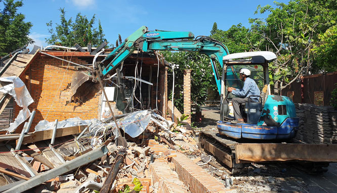 Lực lượng chức năng cưỡng chế phá dỡ một công trình xây dựng trái phép trên địa bàn huyện Bình Chánh. Ảnh: Minh Kiệt