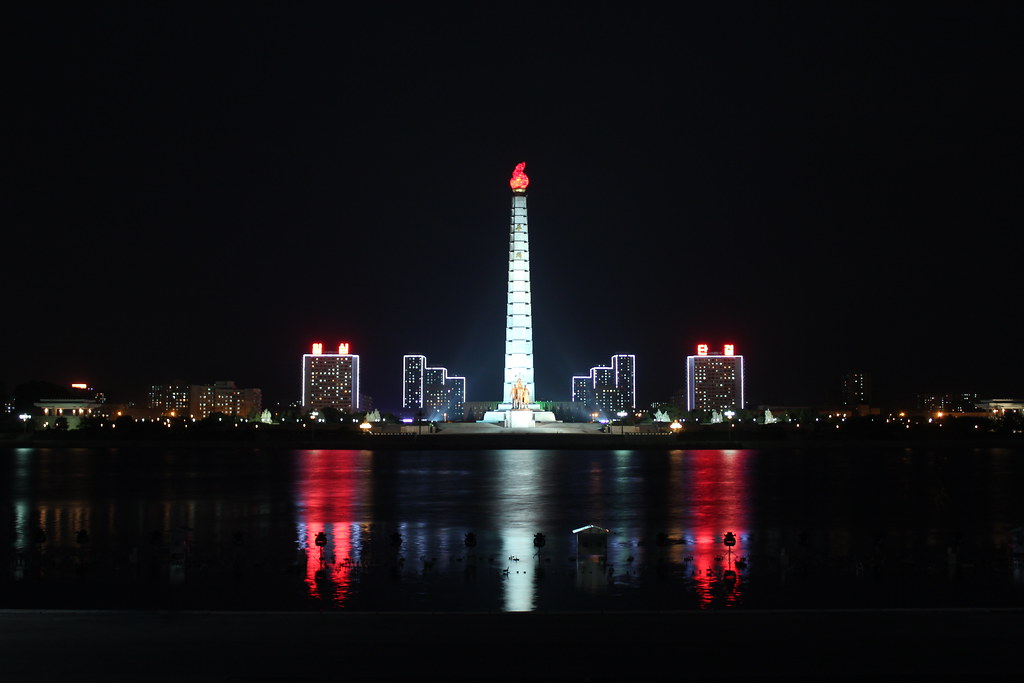 Ở phía bên kia của thành phố, Tháp Juche cao 558 feet hiện ra bên trên sông Taedong