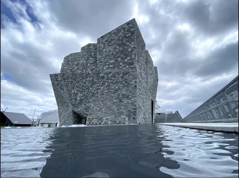 Toàn bộ bên ngoài tòa nhà được phủ đá Granite. Tòa nhà bảo tàng phong cách Monolithic (kiến trúc một khối) là tác phẩm được hoàn thiện mới nhất của vị kiến trúc sư Kengo Kuma - một trong những kiến trúc sư có tầm ảnh hưởng rất lớn tại Nhật Bản.