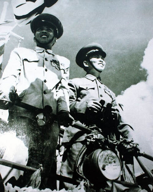 Đại tướng Võ Nguyên Giáp (bên phải) tại buổi lễ thành lập 2 thủy đội Sông Lô và Bạch Đằng, những đơn vị hải quân đầu tiên của Hải quân nhân dân Việt Nam (1954). Ảnh tư liệu.