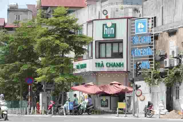 Căn nhà số 65, đường Khúc Thừa Dụ (quận Cầu Giấy) được dựng bằng khung thép, mái tôn, có chiều dài chưa đến 1m, chiều ngang khoảng 4m ngang nhiên tồn tại. 