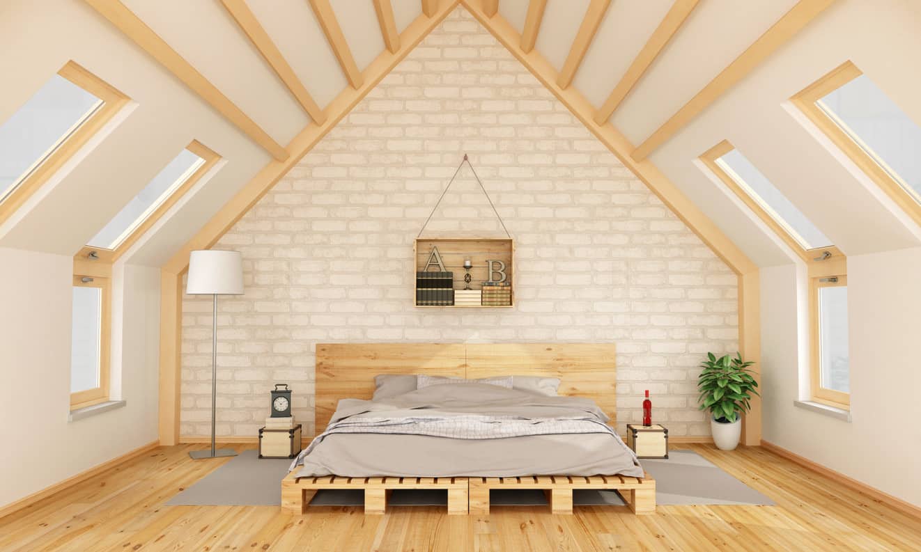 Khung giường pallet gỗ là lựa chọn hoàn hảo cho lối trang trí tối giản. Các đường nét đơn giản, sắc nét của gỗ pallet là điểm nhấn ấn tượng trong không gian. Nếu muốn thêm không gian lưu trữ ở đầu giường chị em chỉ cần đặt thùng gỗ nhỏ làm kệ. Chúng cùng chất liệu, màu sắc nên không cần lo cách phối hợp chúng.