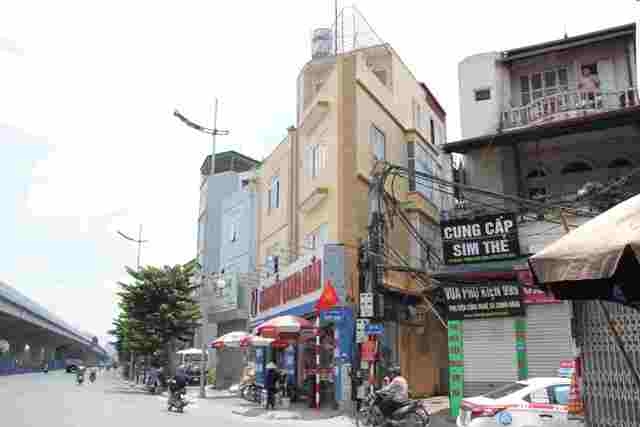 Trong khi đó, căn nhà số 566 Trần Cung, đoạn ngã 4 Cổ Nhuế - Phạm Văn Đồng (quận Bắc Từ Liêm) với hình dạng méo mó, được xây kiên cố 4 tầng, được cho thuê kinh doanh kính mắt