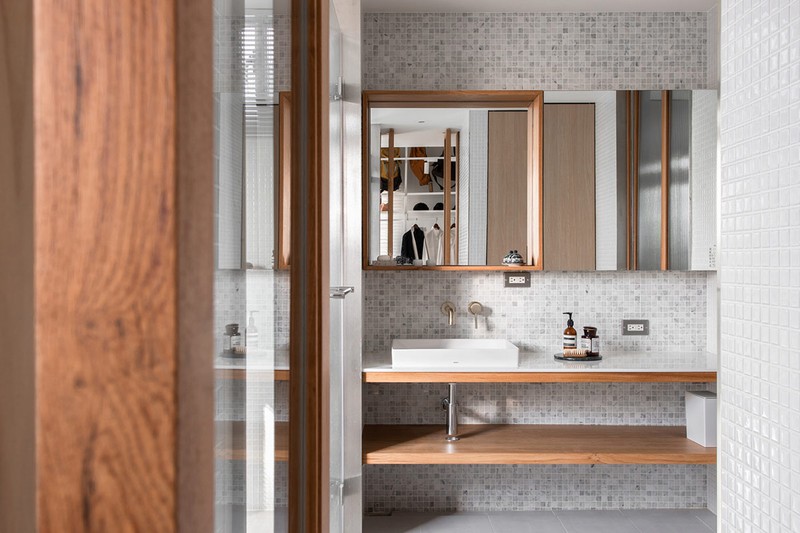 Gương khung gỗ bổ sung cho phần kệ mở phía dưới, tạo sự đồng nhất trong phòng tắm cũng như phòng tắm với các gian phòng khác