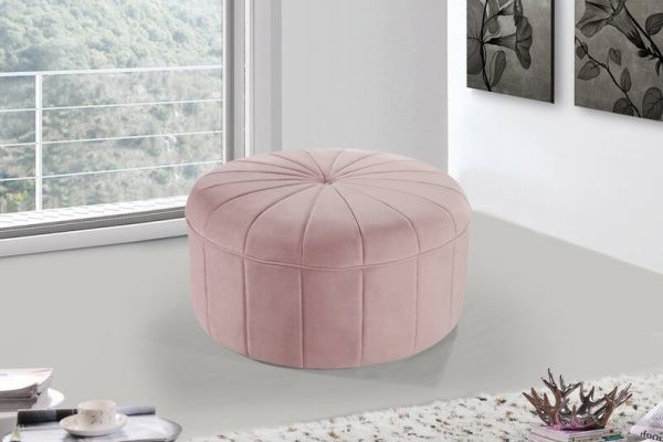 Màu hồng phấn của chiếc ghế mang đến một vẻ ngoài mềm mại mà hoàn toàn quyến rũ