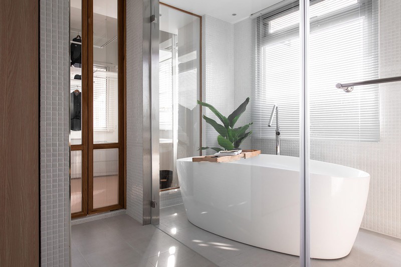 Bức tường kính không chiếm quá nhiều không gian, giúp ngăn chặn nước bắn từ trong bồn tắm ra sàn nhà