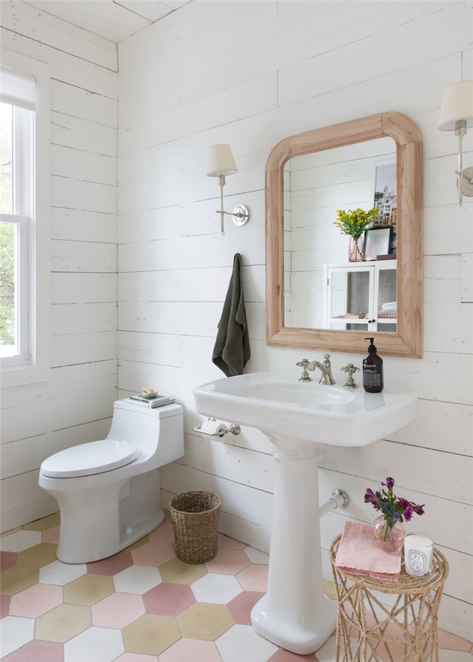 Trong một phòng tắm được thiết kế bởi Jean-Louis Deniot,bạn có thể thấy một chiếc gương táo bạo tạo ra, không đối xứng.