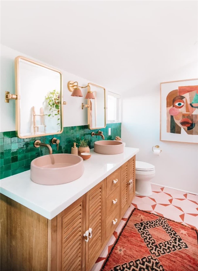 Studio DIY Kelly và Jeff Mindell đã làm một công việc tuyệt vời trên một phòng tắm khác trong nhà của họ, lần này có một chiếc gương định hướng thẳng đứng với các cạnh cong.