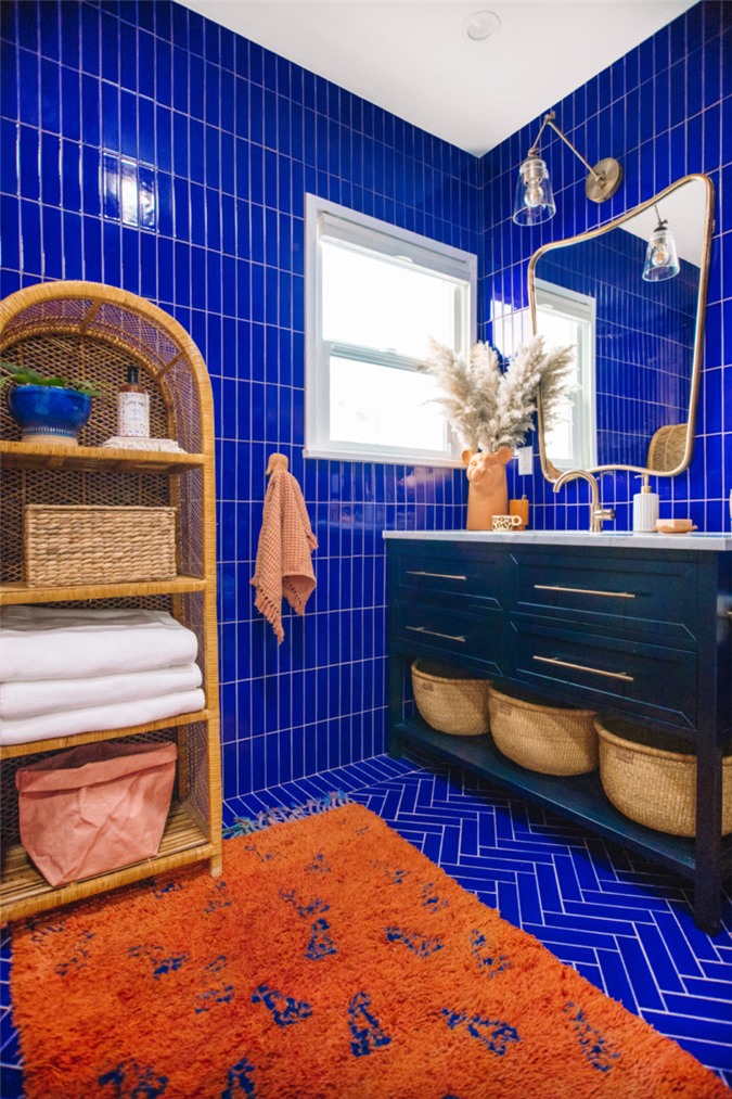 Cách phố giữa màu xanh và vàng cho phòng tắm của chính nhà thiết kế Justina Blakeney. Đường cong tinh tế xung quanh các cạnh của chiếc gương tạo cảm giác hiện đại như cổ điển. hoàn hảo cho không gian chiết trung.