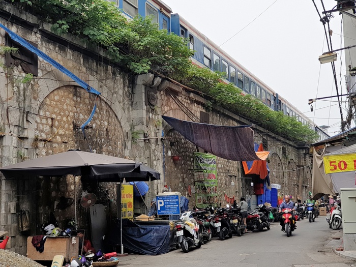 Hình ảnh cuộc sống sinh hoạt nhếch nhác dưới khu vực vòm cầu thuộc tuyến cầu dẫn đường sắt lên cầu Long Biên