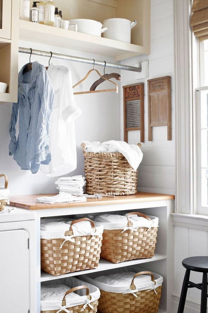 Muốn phòng giặt là nhỏ ngăn nắp ư? Chỉ cần sắm ngay những chiếc giỏ dệt dễ thương để đựng ga trải giường và khăn tắm.
