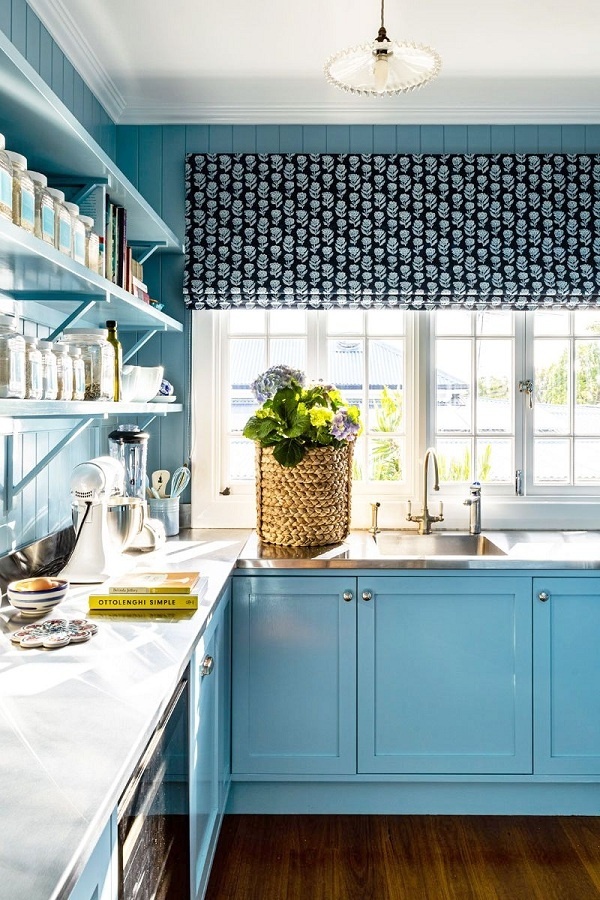 Chọn rèm cửa in họa tiết để tạo điểm nhấn cho căn bếp tông xanh da trời