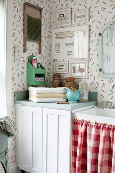 Bạn có thể trang trí phòng giặt bằng những họa tiết vui nhộn và màu sắc mà mình yêu thích