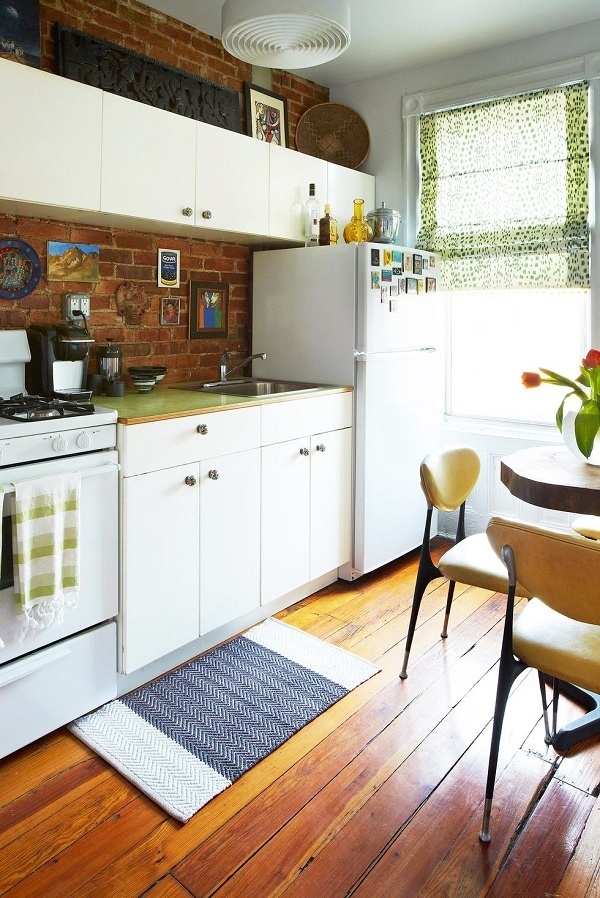 Kết hợp rèm cửa màu xanh lá cây và trắng và khăn lau bát đĩa trong căn bếp nhỏ này làm bừng sáng toàn bộ không gian