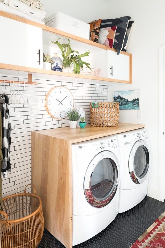 Bạn có thể tiết kiệm không gian phòng giặt bằng cách tạo quầy để vừa với máy giặt và máy sấy