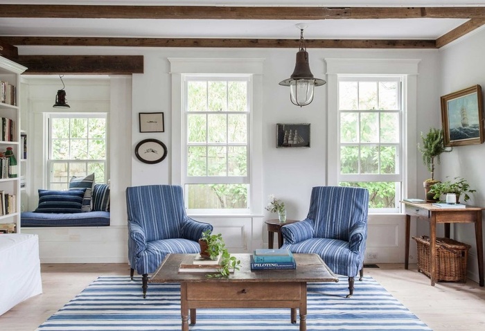 Màu trắng của ô cửa, bức tường và giá sách cùng bộ ghế và thảm màu xanh dương tạo cảm giác cho người sống trong nhà như đang ở bãi biển thực thụ