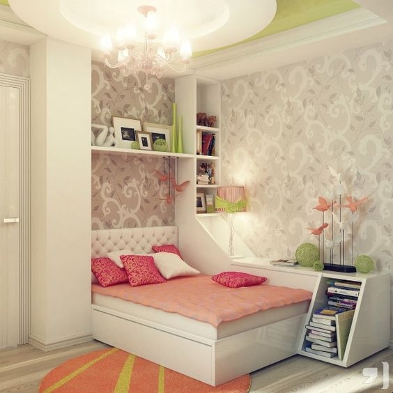 Giấy dán tường in hoa văn cùng bộ ga giường màu hồng san hô đã tạo nên một phòng ngủ lý tưởng cho các bạn nữ tuổi teen. Một vài phụ kiện màu xanh neon làm căn phòng sáng và phá cách hơn.